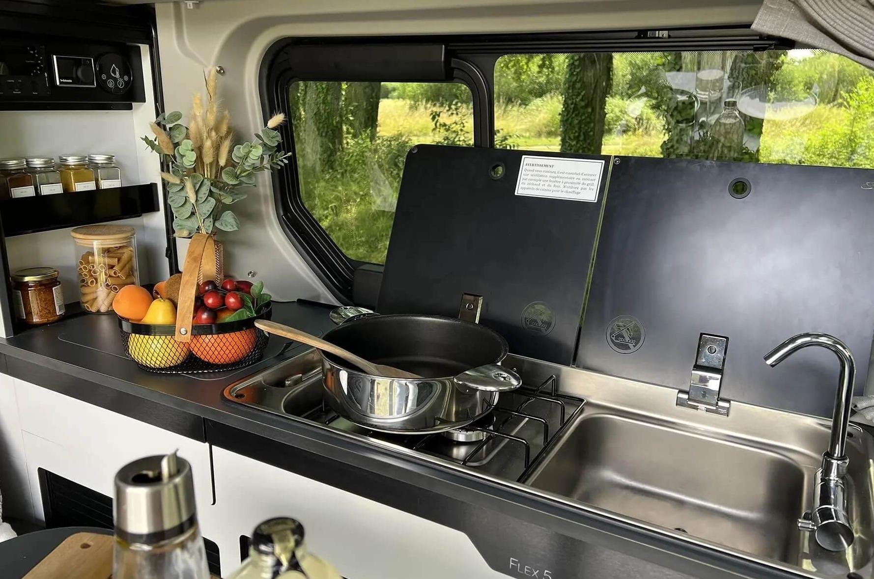 Keuken in de Flex 5 campervan