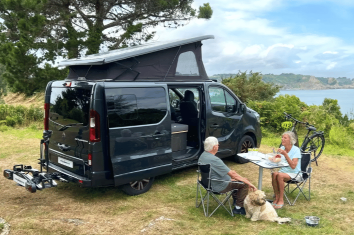Gezin stapt in in de Flex 5 campervan
